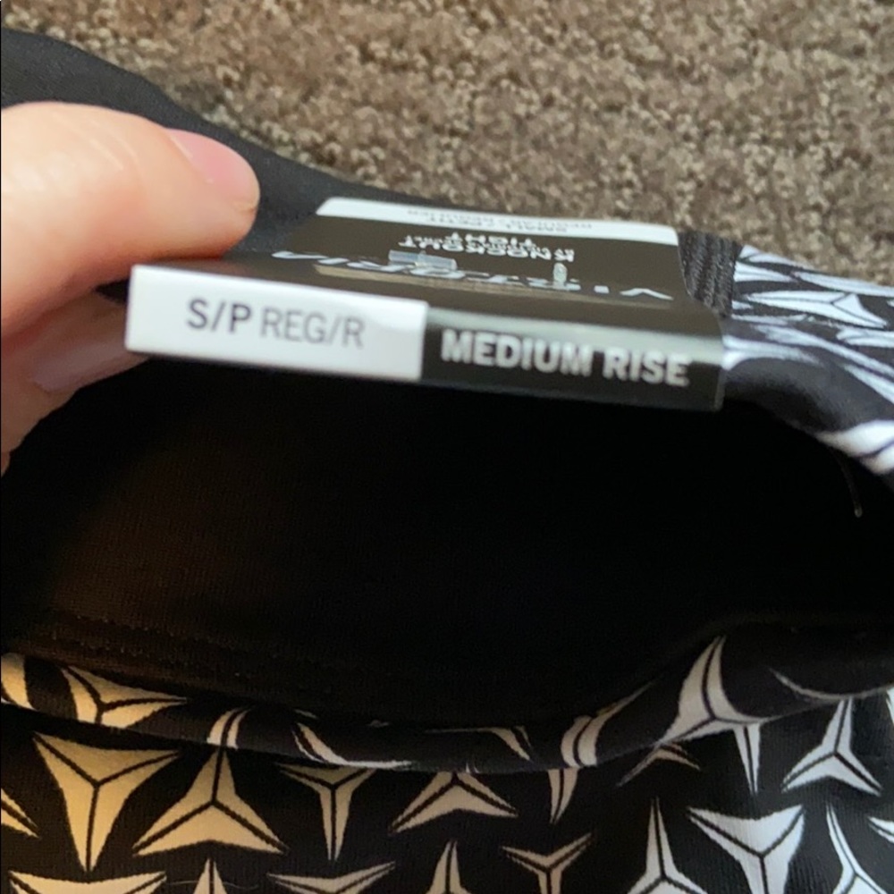 NWT Victoria’s Secret knockout workout leggings 🤛 - Picture 3 of 4